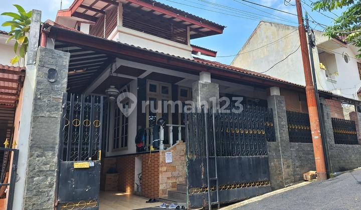 House in the Center of Cinere, a Step Away from Shopping Centers and Toll Roads. 2