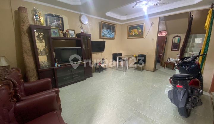 House in a strategic location, suitable for residence or business. 2