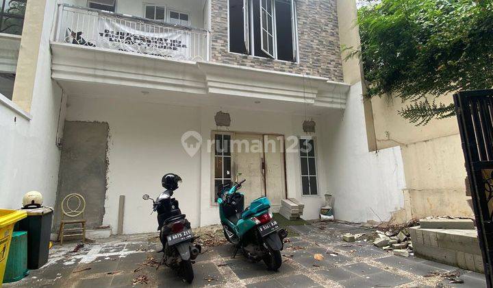 Dijual Rumah 2 Lantai Lokasi Strategis, Harga Nego  1