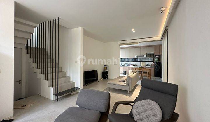 ruang tamu rumah modern minimalist 2 lantai