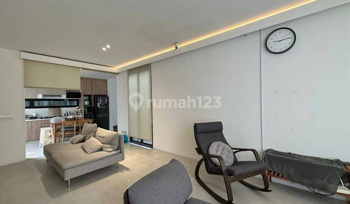 ruang keluarga rumah modern minimalist 2 lantai