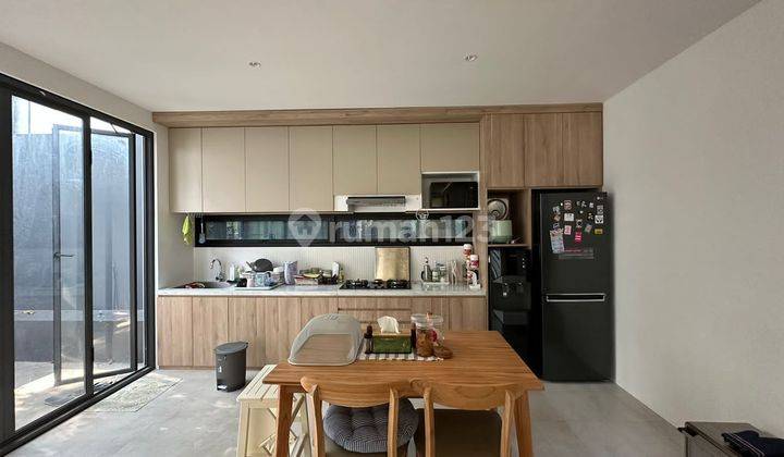 ruang makan rumah modern minimalist 2 lantai