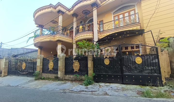 Rumah Klasik 2 Lantai dengan Kolam Renang