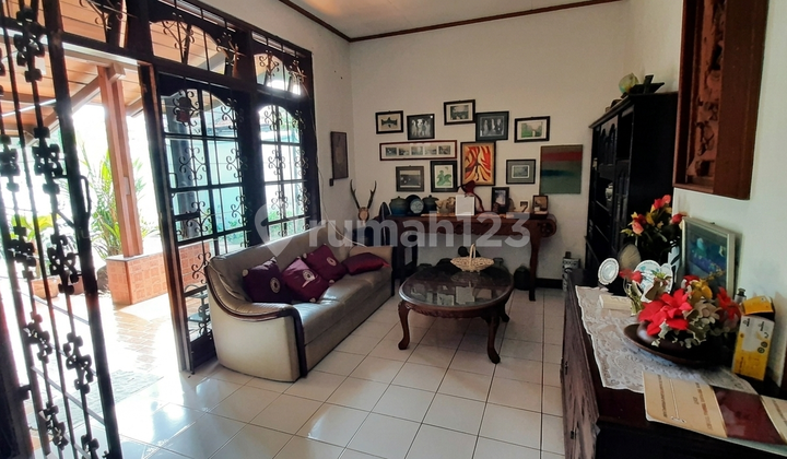 Rumah Gaya Country di Lahan Super Luas di Ciputat Dekat Pintu Tol Pamulang