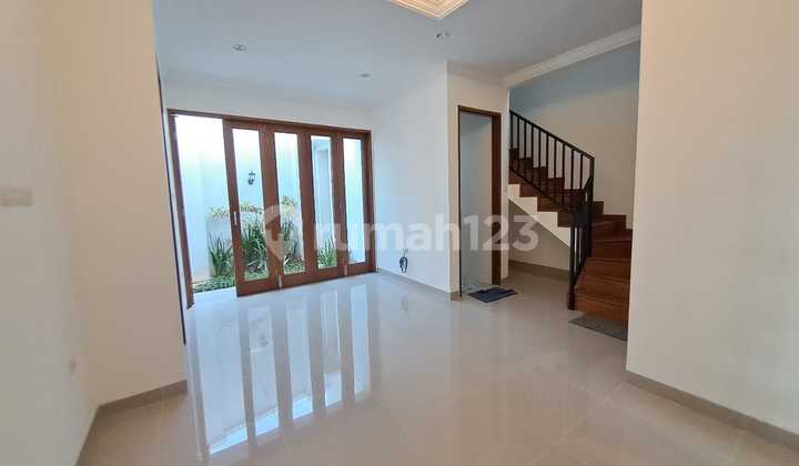 Disewakan Rumah Apik 2 Lantai Lebak Bulus  2