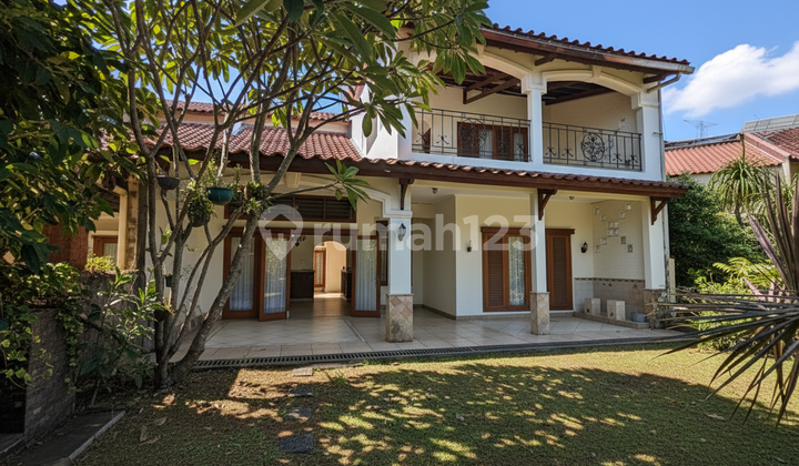 Rumah 2 Lantai dengan Pemandangan Halaman Belakang yang Asri