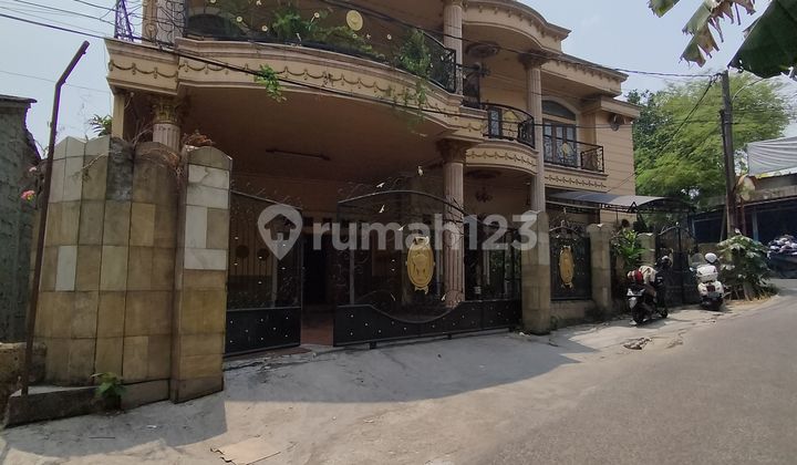 A Majestic Classic Style House with Swimming Pool 2