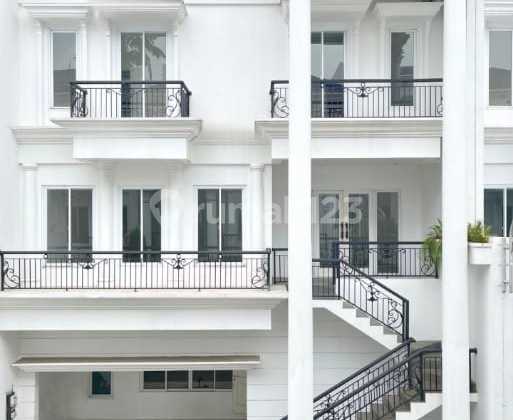 Exclusive Residence 3 Lantai dengan Rooftop dan Private Pool - Cilandak, Jakarta Selatan
