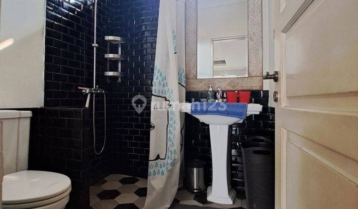 kamar mandi rumah nuansa asri dalam komplek