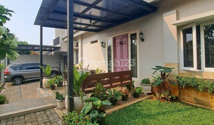 tampak depan rumah nuansa asri dalam komplek