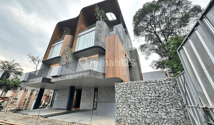 Hunian Mewah 3 Lantai Modern Tropis Dengan Rooftop di Kemang 1