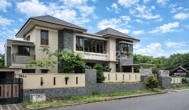 Rumah Hook di Megapolitan Cinere Ada Kolam Renang 2,5 Lantai