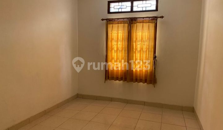 3-Story Neat Rental House in Cinere Dalam Complex