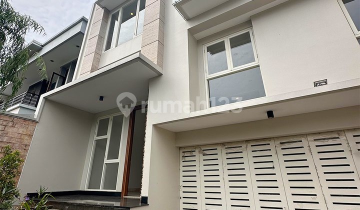 Siap Huni, Rumah, 3 Lantai, Dekat Akses Transjakarta