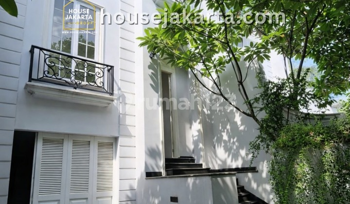Siap Huni, Rumah, 3 Lantai, Dekat Akses Transjakarta