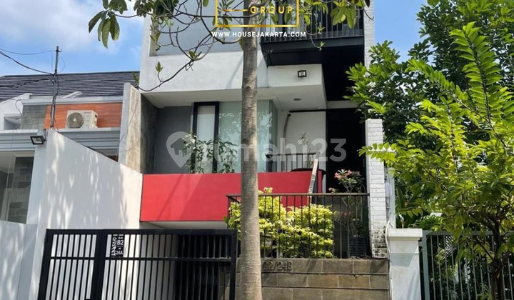 Bebas Banjir, Rumah, 3 Lantai, SHM, Dekat Akses Transjakarta