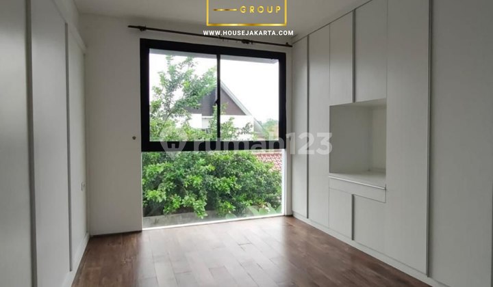 Bebas Banjir, Rumah, 3 Lantai, SHM, Dekat Akses Transjakarta 2