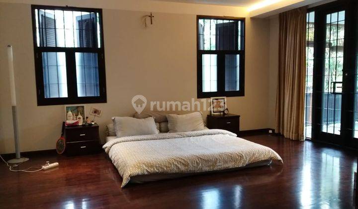 Rumah 2 Lantai Luas Furnished Ada Kolam Renang di Hegarmanah 2