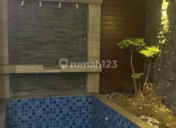 Rumah dengan kolam renang di Setra duta SHM Bagus 1