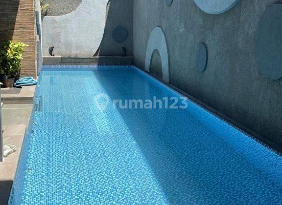 Rumah lux dengan kolam renang di Singgasana Pradana  1