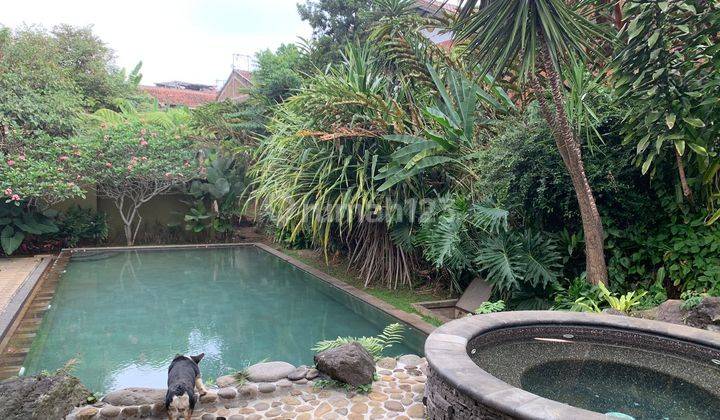 Rumah rasa villa dengan kolam renang Ciumbuleuit  1