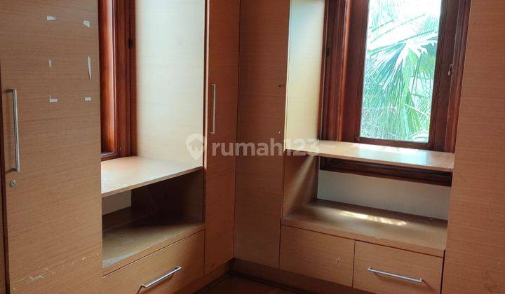 Rumah Hook Luas 988 M2 Bukit Gading Villa di Kelapa Gading Semi Furnished SHM Butuh Renovasi 2