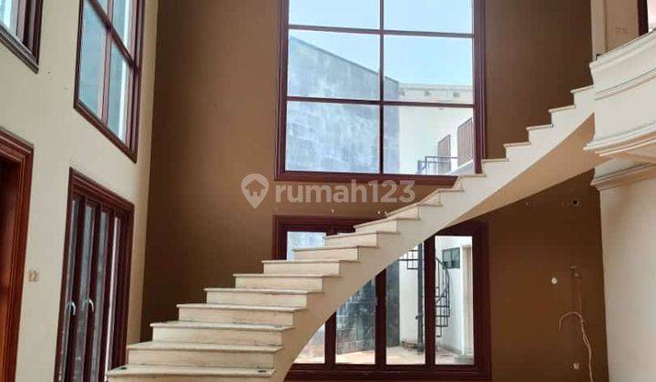 Rumah Hook Luas 988 M2 Bukit Gading Villa di Kelapa Gading Semi Furnished SHM Butuh Renovasi 1