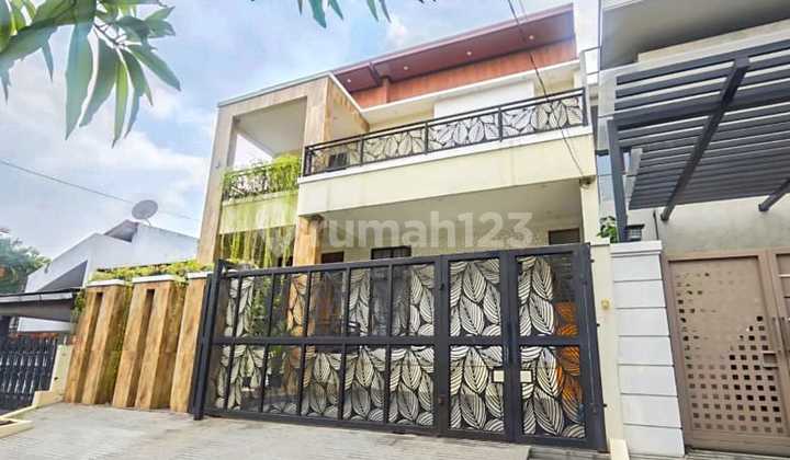 Rumah Bagus Siap Huni Lebar 10 Meter Bagus SHM 2 Lantai Ada Rooftop di Cluster Eksklusif Pulomas, Jakarta Timur