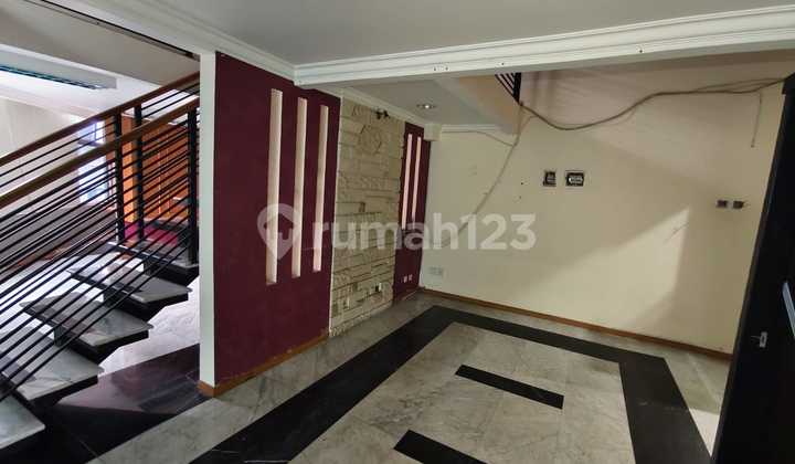 Office Park Taman Rasuna 2 mezzanine business unit with certificate of ownership, includes cabinets in Kuningan, South Jakarta. Office Park Taman Rasuna 2 mezzanine business unit with certificate of ownership, includes cabinets in Kuningan, South Jakarta.