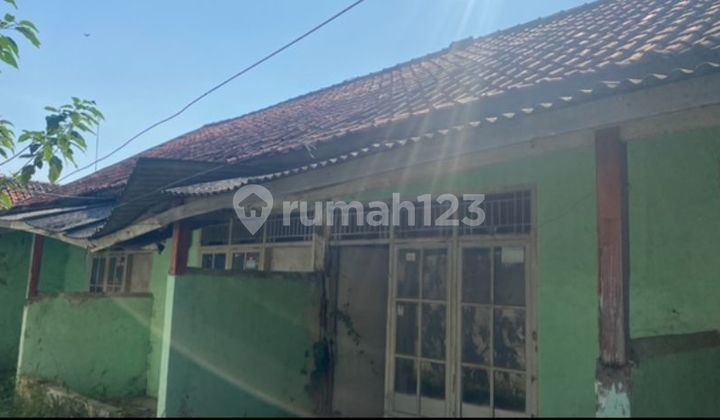 Unfurnished house, 300 square meters, rental house, needs total renovation, SHM, Purwakarta City, Purwakarta.