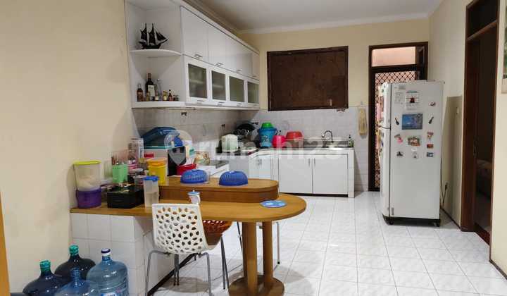 Turun Harga Rumah Luas 130 meter lebar 6,5 meter x panjang 20 meter 2 lantai Siap Huni Semi Furnished SHM di Jakarta Barat Turun Harga Rumah Luas 130 meter lebar 6,5 meter x panjang 20 meter 2 lantai Siap Huni Semi Furnished SHM di Jakarta Barat