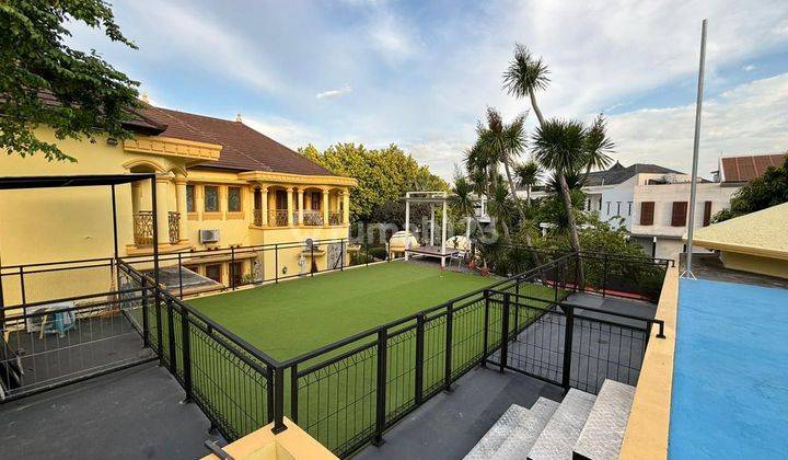 Rumah Fasilitas Kolam Renang Dan Roof Garden Luas 1350m2 di Kemang Pratama Regency Bekasi 2