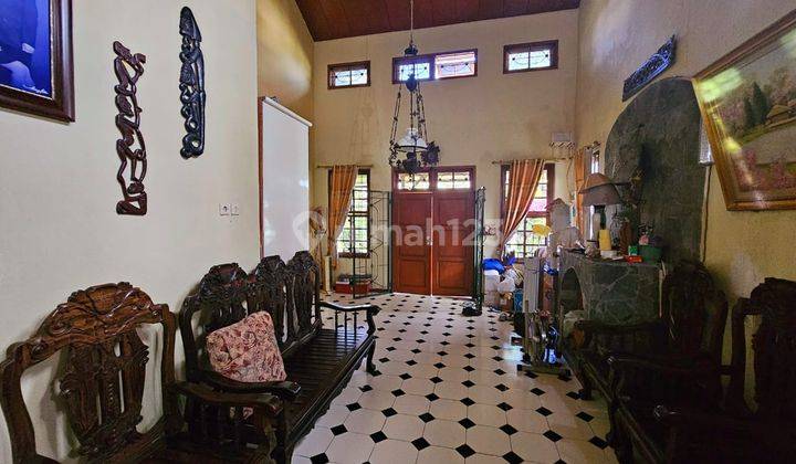 Villa 2000 meter 2,5 lantai halaman luas asri jalan raya Puncak di Cipanas, Cianjur Jawa Barat 2