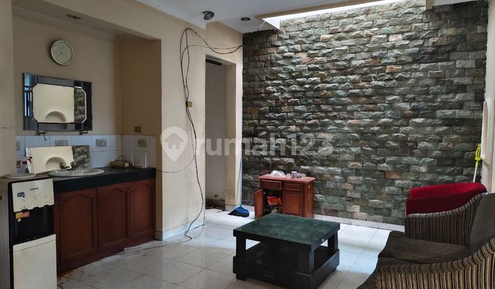 Rumah 2 Lantai 7 Kamar Tidur Cocok untuk Rumah Kost Dekat Universitas Yarsi dan Universitas Muhamadyah di Cempaka Putih Jakarta Pusat