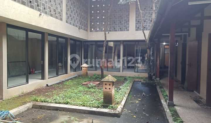 Strategic main road house on Surya Sumantri, good investment, rarely available. 2