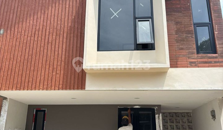 Strategic new house near Griya Antapani is rarely available.