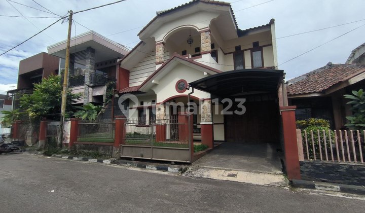 Ready-to-occupy house on the best side of Batu Street, rarely available.