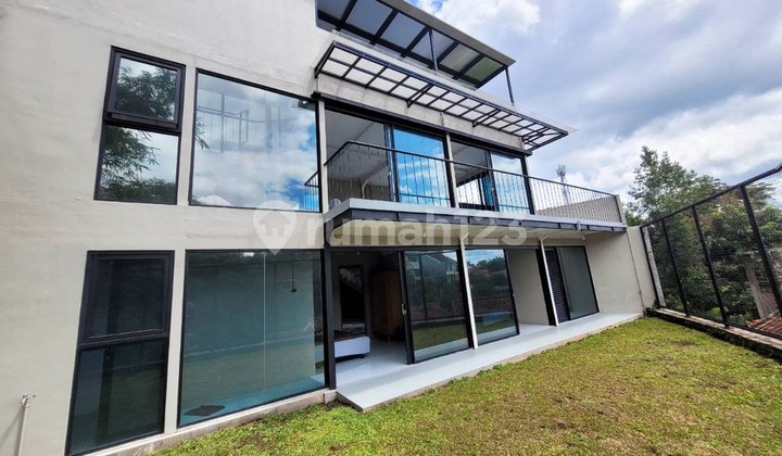 Luxury house in Cigadung, very strategic location, beautiful view.