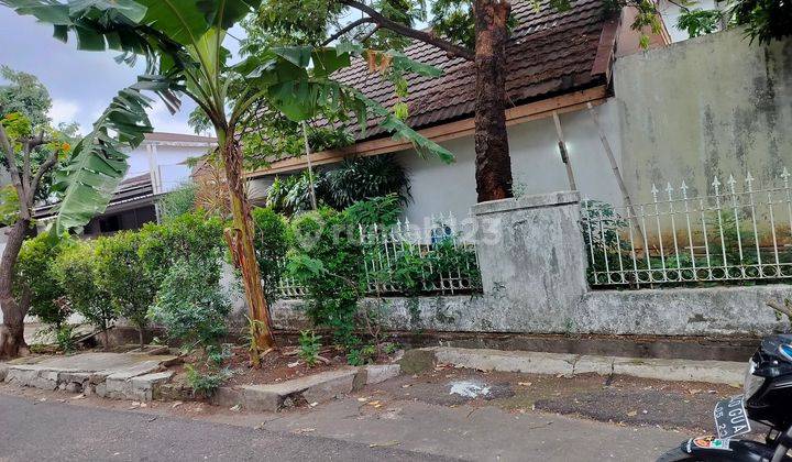 Rumah 1.5 lnt bangunan perlu bangun Baru dekàt LRT 1