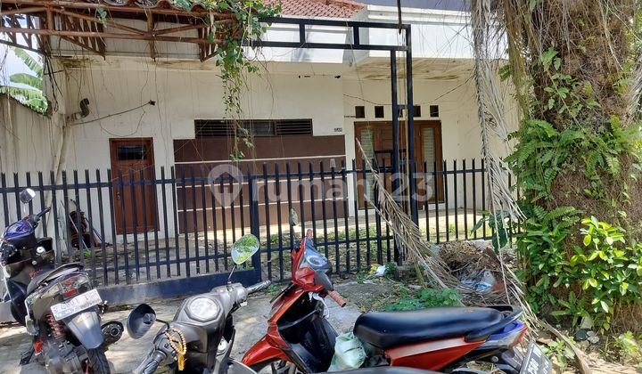 House 1 unit, 10m wide, near public facilities access, no flood.