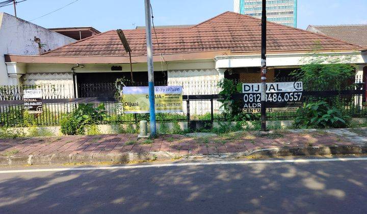 Rumah tua pinggir Jalan 1 lnt lebar 25 meter Bisa belàh  2 rumah 2