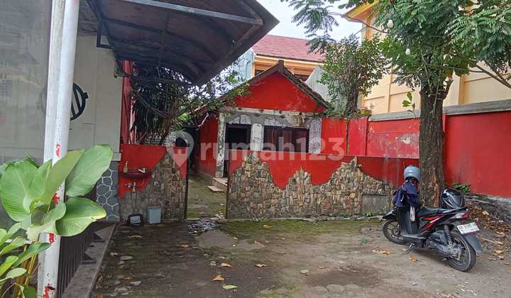 House with a Spacious Yard near Tugu Malioboro Hotel Tentrem, Tegalrejo Location, Yogyakarta 2