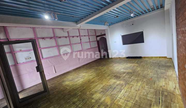 3-Storey Shop House on Godean Street Before Ringroad Gamping, Sleman, Yogyakarta 2