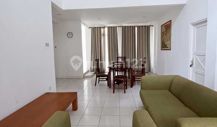 Beautiful and Ready-to-Occupy House with SHM, Strategic Location in Bintaro Sector 9.
