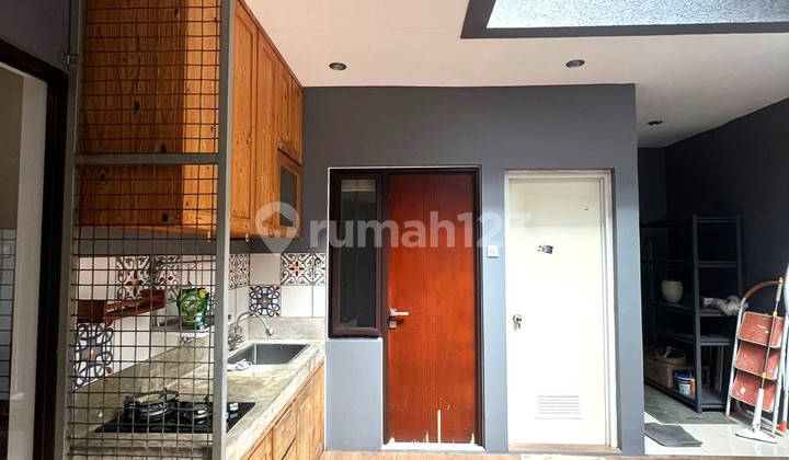 Di Jual Cepat Rumah di Ciputat dengan Backyard dan Mini Garden - 9887Et