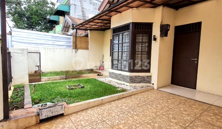 Dijual Cepat Rumah dengan Backyard di Sektor 5 Bintaro - 8204Et 1