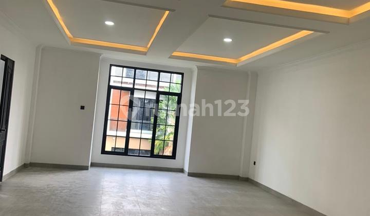 Rumah Baru 4 Lantai Siap Huni Posisi Hoek Best View Pegunungan di Sentul City