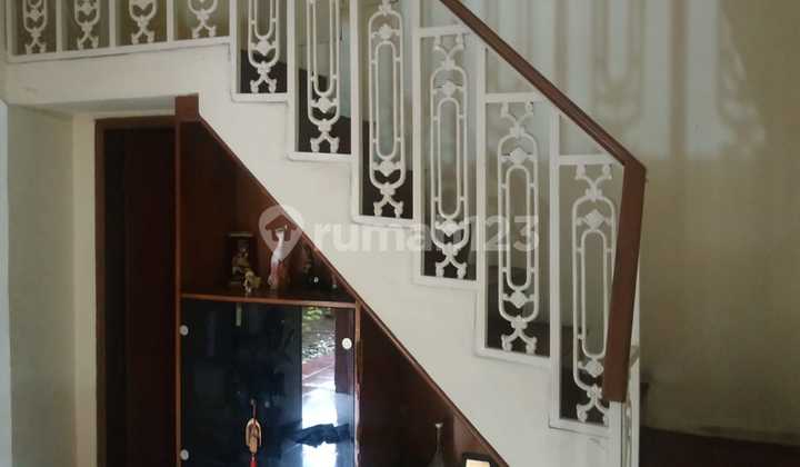 Dijual Rumah Dua Lantai Hook Lingkungan Asri 12