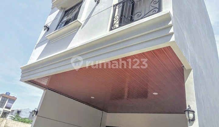 5 Unit Rumah Brand New American Classic Style 3 Lantai Jalan Haji Nawi Jakarta Selatan 5 Unit Rumah Brand New American Classic Style 3 Lantai Jalan Haji Nawi Jakarta Selatan