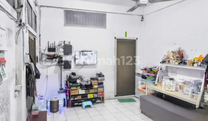 Old Shop House on Tiang Bendera Street, Roa Malaka, Suitable for Warehouse / Garment Factory Can also be Used as Employee Dormitory (Ready to Use, Well-Maintained Condition) 1